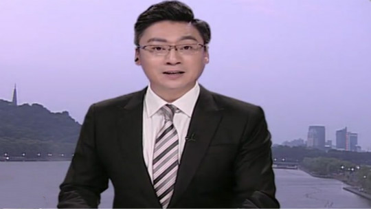 1818黄金眼 新房刚入住 衣柜已泡水