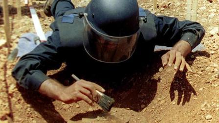 天下有警视频 很多人好奇：士兵踩到地雷时 能不能脱鞋逃生？我来告诉你答案