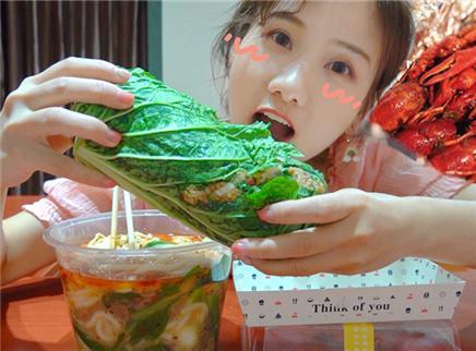 密子君 点了份外卖竟然还送砂锅？