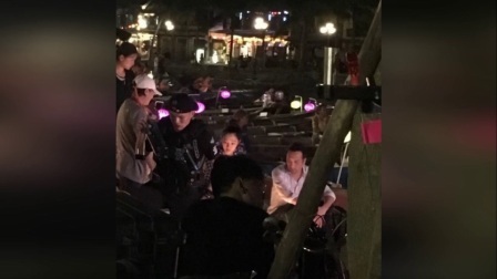 嘻嘻娱乐 2017 11月 白百何把衬衫穿成了深V 只是神情有些失落状态不佳 171119