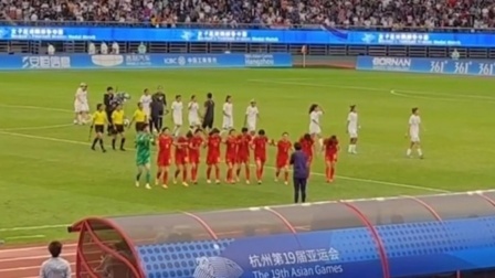 7比0胜乌兹别克斯坦队 中国女足队员集体向水庆霞鞠躬