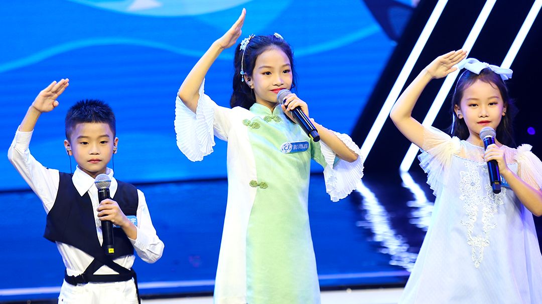 “芭比娃娃”默契同台开唱，真实还原演绎征服导师