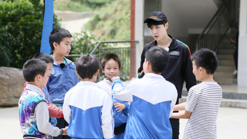 张艺兴CUT 小绵羊嫌弃鸡头 暖心准备流星雨