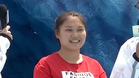 女子超大胆闯关遗憾落水 女博士轻松闯关成功