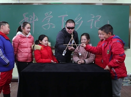新闻大求真 筷子放手指上能立起来吗？