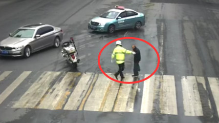 老爷爷蹒跚过马路 骑警立刻横车开路扶他