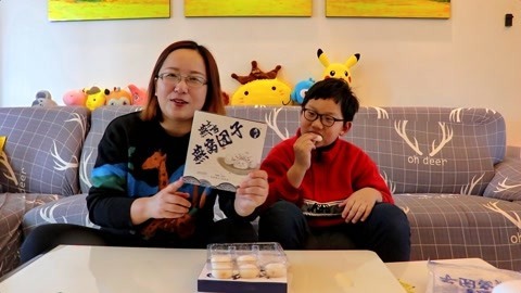 梁小轩和轩妈试吃各种美食 超级好吃的燕窝团子