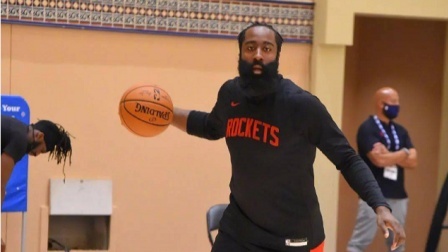 NBA热辣资讯 哈登训练解锁上篮新技能包！这招实用招式你学会了吗？
