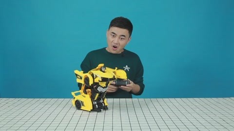 无巧不成叔 被超燃的变形金刚圈粉？遥控小汽车带你变形出发！