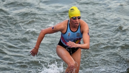 啊？比利时铁三选手住院退赛，比媒称她在塞纳河游泳感染大肠杆菌