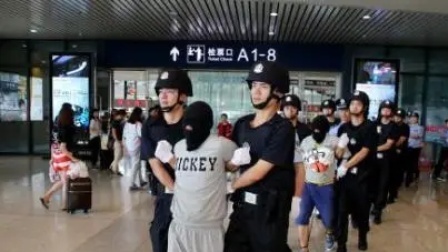 持枪拦车！武汉枪击案嫌疑人逃跑画面曝光