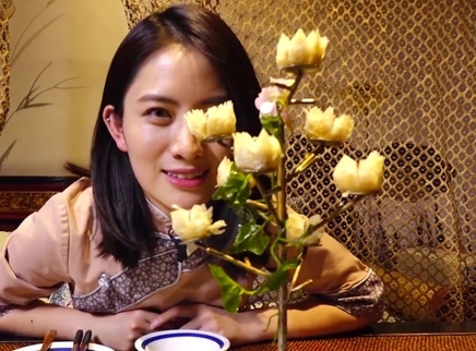 觅食迹 不变的只有她手中的山茶花