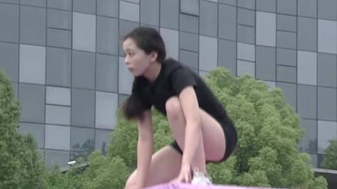 黑衣女生临门一脚失误太可惜 首位男生顺利闯关