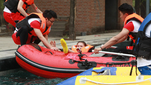 第8期：新疆大学校花划艇落水受惊吓