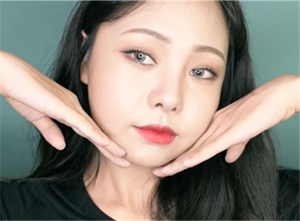 美芽 挑战轻潮复古大红唇