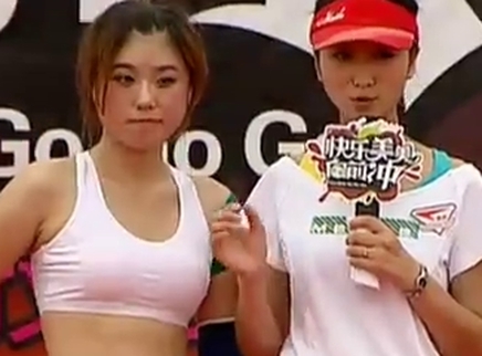 快乐美美向前冲 美女泥浆“敷面”艰难爬行