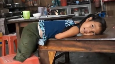 涨健识 可爱“企鹅”女孩没有手脚，装上义肢笑容让人心疼