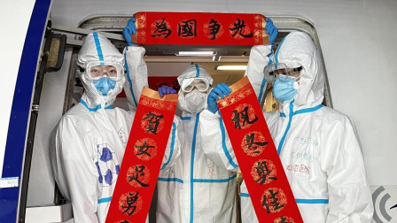 体育24小时速递 空乘人员为女足准备国旗+春联：巾帼英雄，为国争光！