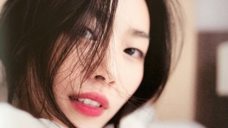 刘雯新年礼物赠环保袋 写真画册展多样风情 171231