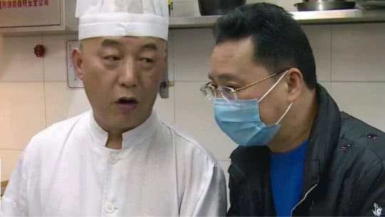 人气美食 老牌食品商店年货节 熟食热销排长龙