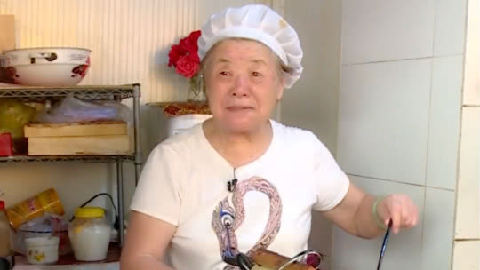 人气美食 六十岁从头学手艺 弄堂粽一天竟包一万个