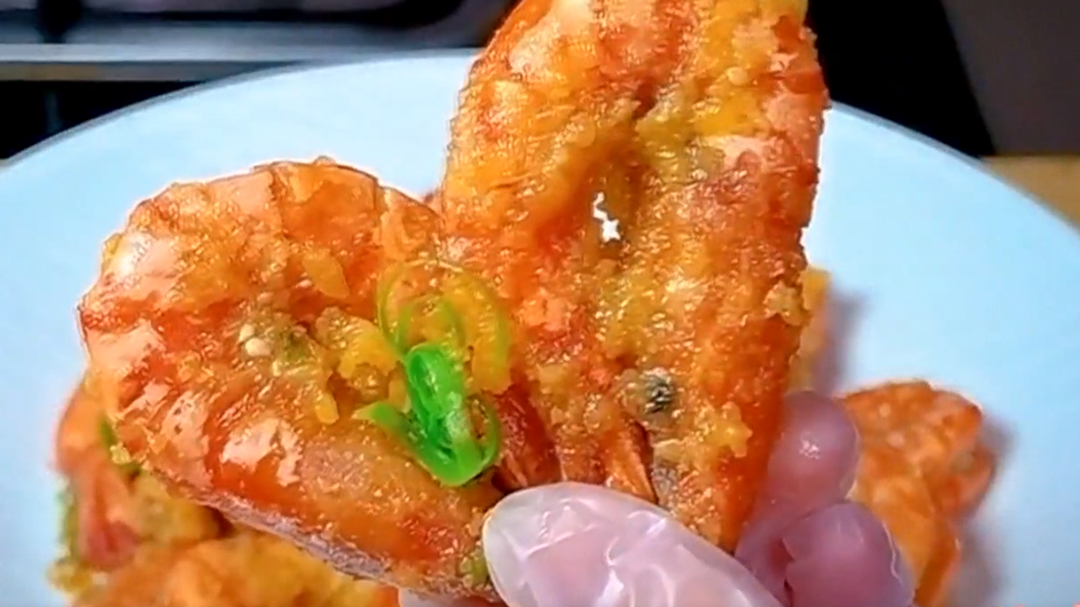 人气美食 自制咸蛋黄草虾 酥脆可口有秘诀
