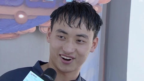 谦虚校草旗开得胜 学霸专程唱歌首关落水