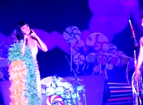 IU kiss&cry Kissing A Boy (Manila 2012) 饭拍版-Katy Perry (凯蒂·佩里)
