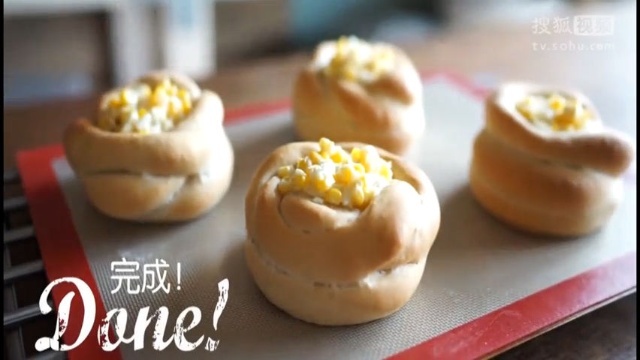 美&middot;食 玉米也可以和沙拉一起做成玉米沙拉面包