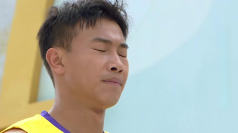 武晴被蜜蜂吓跑 马相龙现场表演穿消防服