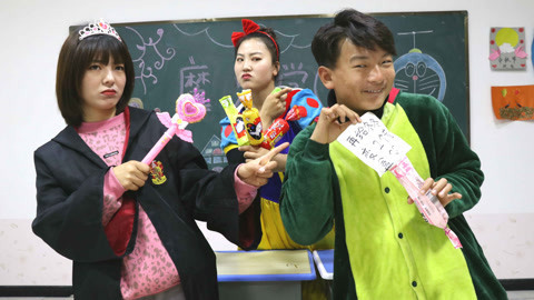 小美给同学们送大白兔盲盒，学生塞纸条作弊，会受到什么惩罚？