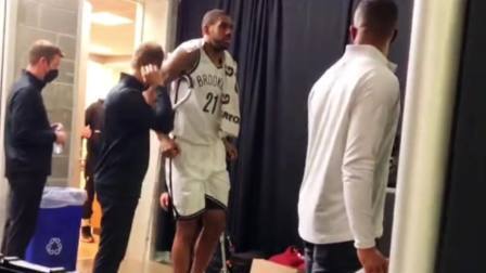 NBA热辣资讯 篮网再伤一员大将！阿尔德里奇赛后拄着拐杖离场！