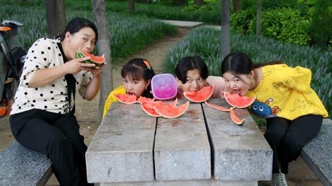 美女家务事 同学们比赛不用手吃西瓜