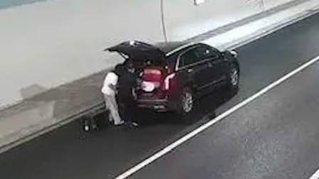 遇事故母亲忙着拿三角牌 女儿目睹其被撞死