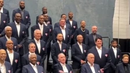 NBA热辣资讯 75大巨星合影！乔丹缺席詹皇低调站最后一排，小卡再现经典面瘫