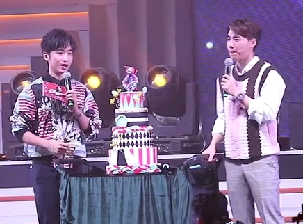 峰记本-李易峰资源博 李易峰生日会与粉丝一起切蛋糕