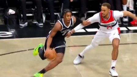 NBA热辣资讯 杜克顶着加福德单臂暴扣得手！这招腾云驾雾真的太炸裂了！