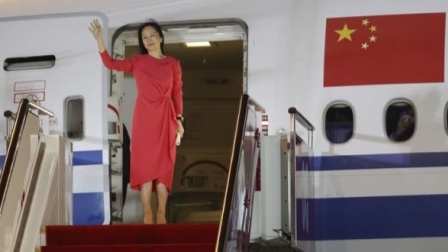 孟晚舟专机绕飞北极 最后一刻都在提防美国