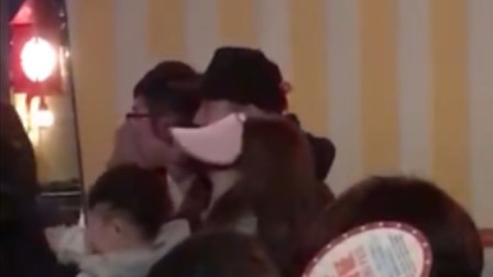 土豆娱乐快报 2018 2月 黄晓明夫妇游玩迪士尼乐园 Baby抱着小海绵尬舞