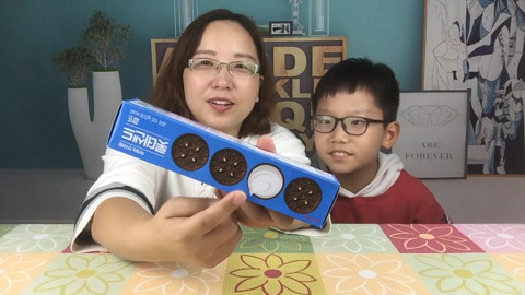 梁小轩和轩妈试吃各种美食 巧克力夹心饼神似奥利奥