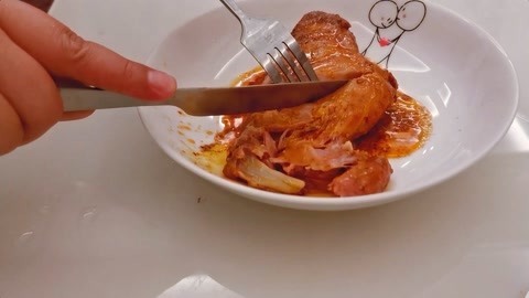 梁小轩和轩妈试吃各种美食 手撕冷吃兔腿