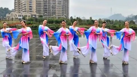 糖豆广场舞精选大众舞蹈 广场舞编舞大神饶子龙舞蹈《小河淌水》变队形版