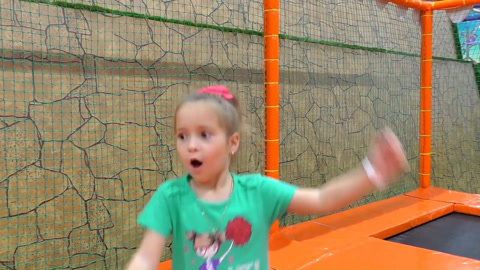 和托马斯在游乐场玩