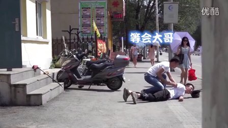小罗恶搞 2017 街头直接开门闯进陌生人车里 24