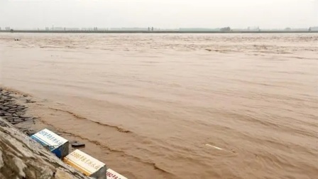 山东一地降雨路段积水 黄河水位飙升