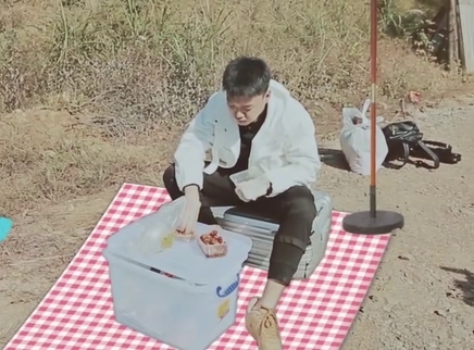 贾成奥成首位“带饭”主人公