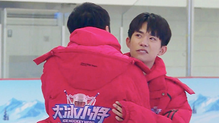 千玺雷佳音相拥庆杀青