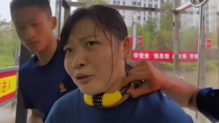 男童用密码锁锁住妈妈脖子 还把密码给改了