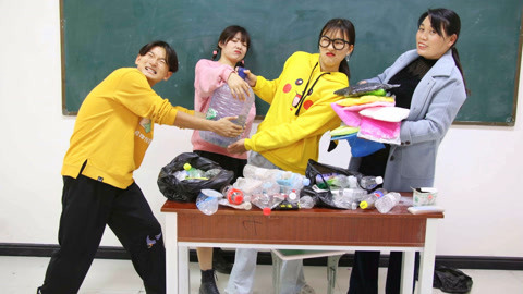 美女家务事 学校举行公益活动，学生捡饮料瓶换粘土，爱护环境从我做起