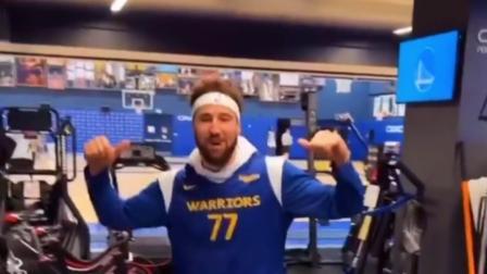 NBA热辣资讯 汤普森被队友送77号球衣！这搞笑的一幕让小学生库里都笑疯了！